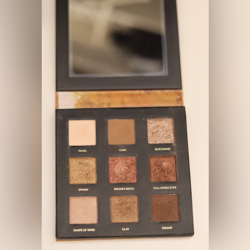 Eyeshadow Palette with Neutral and Earthy Tones